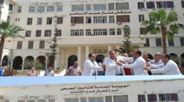 طبيب يعتدي بسلاح أبيض على زميله أمام مستشفى جمال عبد الناصر بالإسكندرية